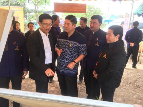 ผู้ตรวจราชการกรมฯ ร่วมลงพื้นที่กับคณะรมช.กษ.ติดตามการดำเนินงานและเปิดงานวันถ่ายทอดเทคโนโลยี (Field Day) และบริการการเกษตรเพื่อเริ่มต้นฤดูกาลผลิตใหม่ ปี 2561 ณ ศูนย์เรียนรู้การเพิ่มประสิทธิภาพการผลิตสินค้าเกษตร (ศพก.) อ.ศรีนคร จ.สุโขทัย