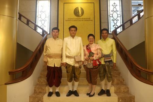 ผู้บริหารกระทรวงเกษตรฯ พร้อมคณะผู้บริหาร ส.ป.ก.ร่วมกิจกรรมแต่งชุดไทยย้อนยุค เยี่ยมชมงาน “อุ่นไอรัก คลายความหนาว” ณ ลานพระราชวังสวนดุสิต และสนามเสือป่า กรุงเทพมหานคร