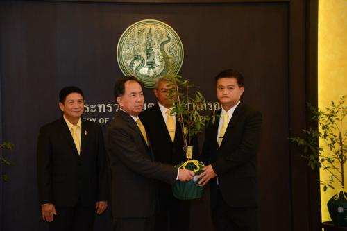 รัฐมนตรีว่าการกระทรวงเกษตรและสหกรณ์ เป็นประธานมอบ ต้นรวงผึ้ง” ให้แก่ผู้บริหารหน่วยงานในสังกัดกระทรวงเกษตรและสหกรณ์ ในโครงการเกษตรร่วมใจปลูกพรรณไม้ประจำพระองค์ เพื่อเฉลิมพระเกียรติเนื่องในโอกาสวันเฉลิมพระชนมพรรษา ๖๖ พรรษา สมเด็จพระเจ้าอยู่หัวมหาวชิราลงกรณ บดินทรเทพยวรางกูร 