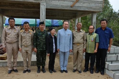 ส.ป.ก. ร่วมตรวจเยี่ยมโครงการก่อสร้างบ้านช่วยเหลือผู้ประสบภัยคลื่นกัดเซาะชายฝั่ง จ.นราธิวาส  