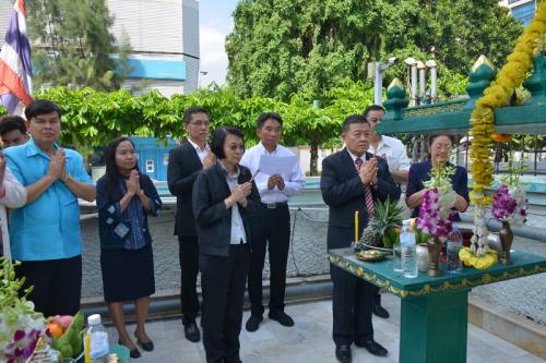 เลขาธิการ ส.ป.ก.เข้าสักการะสิ่งศักดิ์สิทธิ์และประชุมรับฟังการนำเสนอภารกิจ ของสำนักพัฒนาพื้นที่ปฏิรูปที่ดิน, สำนักพัฒนาและถ่ายทอดเทคโนโลยี, กองประสานงานโครงการพระราชดำริและโครงการพิเศษ, ศูนย์พัฒนาและส่งเสริมศิลปาชีพบางไทร  ณ ห้องประชุมบ้านจอมพล ส.ป.ก.ถนนประดิพัทธ์