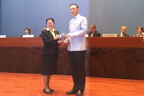 ส.ป.ก.รับโล่ประกาศเกียรติคุณในฐานะผู้มีบทบาทสำคัญในการสนับสนุนการแก้ไขปัญหาที่อยู่อาศัยคนจน ณ องค์การสหประชาชาติ (UN)
