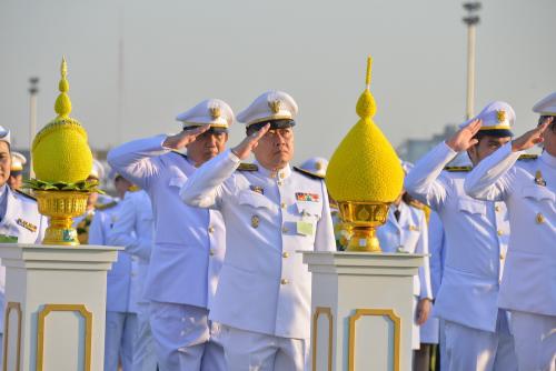 เลขาธิการส.ป.ก.ร่วมวางพานพุ่มดอกไม้และถวายบังคมหน้าพระบรมฉายาลักษณ์ พระบาทสมเด็จ พระปรมินทรมหาภูมิพลอดุลยเดช บรมนาถบพิตร ณ มณฑลพิธีท้องสนามหลวง