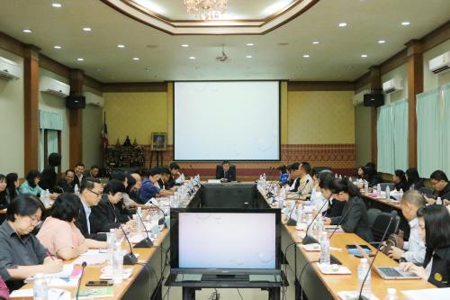 เลขาธิการ ส.ป.ก. พร้อมคณะ ประชุมมอบนโยบายการปฏิบัติราชการ พร้อมรับฟังการรายงานความก้าวหน้าและปัญหาอุปสรรคในการขับเคลื่อนภารกิจของกลุ่ม ส.ป.ก.จังหวัดภาคกลาง ๑๑ จังหวัด