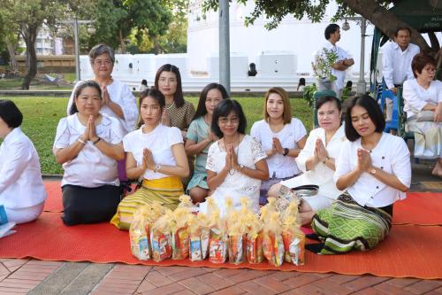 ส.ป.ก. ร่วมพิธีตักบาตรงานใต้ร่มพระบารมี ๒๓๗ ปี กรุงรัตนโกสินทร์
