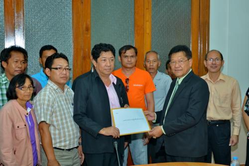 รองเลขาธิการ ส.ป.ก.รับหนังสือคัดค้านการออกอาชญาบัตรและสัมปทานบัตรเหมืองแร่ทองคำ  