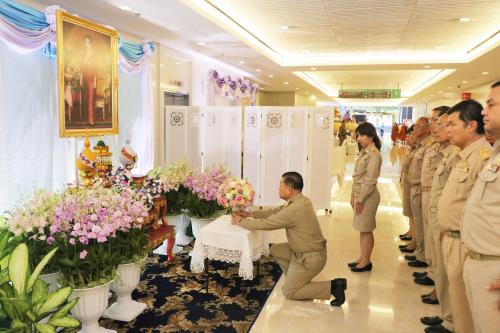 ผู้บริหาร ส.ป.ก. ร่วมลงนามถวายพระพรสมเด็จพระนางเจ้าสิริกิติ์ พระบรมราชินีนาถ ในรัชกาลที่ ๙ และพระเจ้าวรวงศ์เธอ พระองค์เจ้าโสมสวลี พระวรราชาทินัดดามาตุ