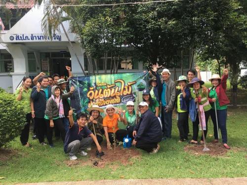  ร่วมทำกิจกรรมปลูก พรวนดิน และรดน้ำต้นไม้ รอบๆบริเวณสำนักงานฯ เนื่องในวันต้นไม้ประจำปีของชาติ