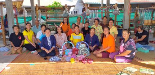 อบรมโครงการฝึกอบรมศิลปาชีพเพื่อวิสาหกิจชุมชนประจำปี 2563 หลักสูตรการแปรรูปผ้าทอมือ ณ กลุ่มวิสาหกิจชุมชนโฮมสเตย์ เบิ่งวัฒนธรรมหมอลำ บ้านปลาค้าว หมู่ 10 ต.ปลาค้าว อ.เมืองอำนาจเจริญ จ.อำนาจเจริญ