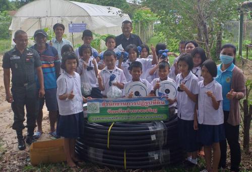 มอบวัสดุทางการเกษตร เพื่อสนับสนุนเกี่ยวกับระบบน้ำในแปลงเกษตรรองรับกิจกรรมระบบงานเมนูอาหารกลางวัน โครงการเพิ่มศักยภาพระบบงานเกษตรภายใต้แผนพัฒนาเด็กและเยาวชนในถิ่นทุรกันดาร ประจำปี 2563 