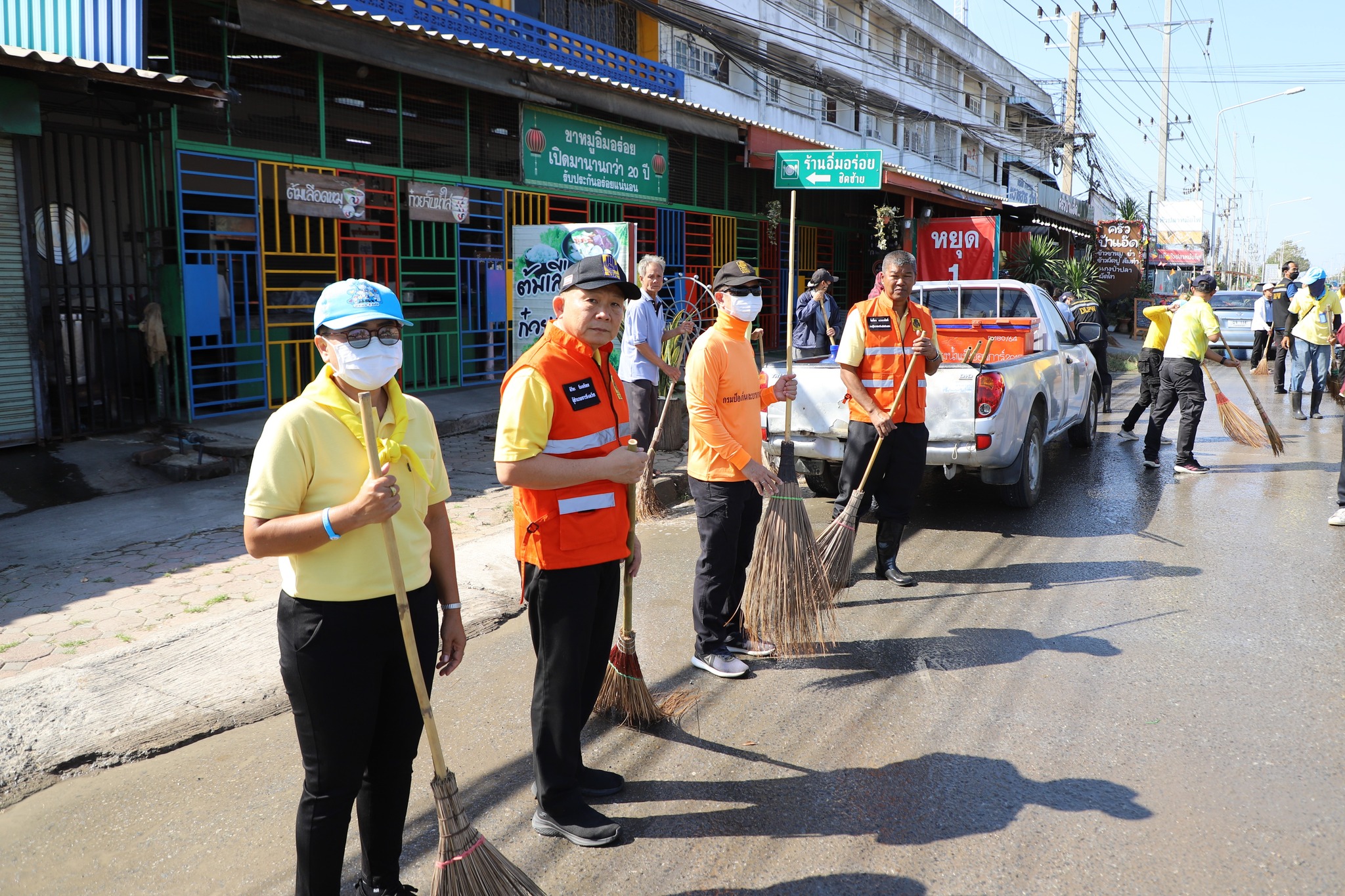 จังหวัดอ่างทอง จัด BIG CLEANING DAY ล้างถนนลดฝุ่นละอองในพื้นที่