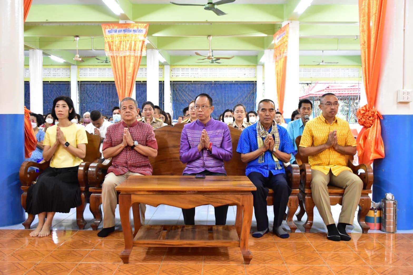 ร่วมกิจกรรมทำบุญตักบาตรวันพระ ตามโครงการวันพระสุขใจ ใส่ผ้าไทยทำบุญ 