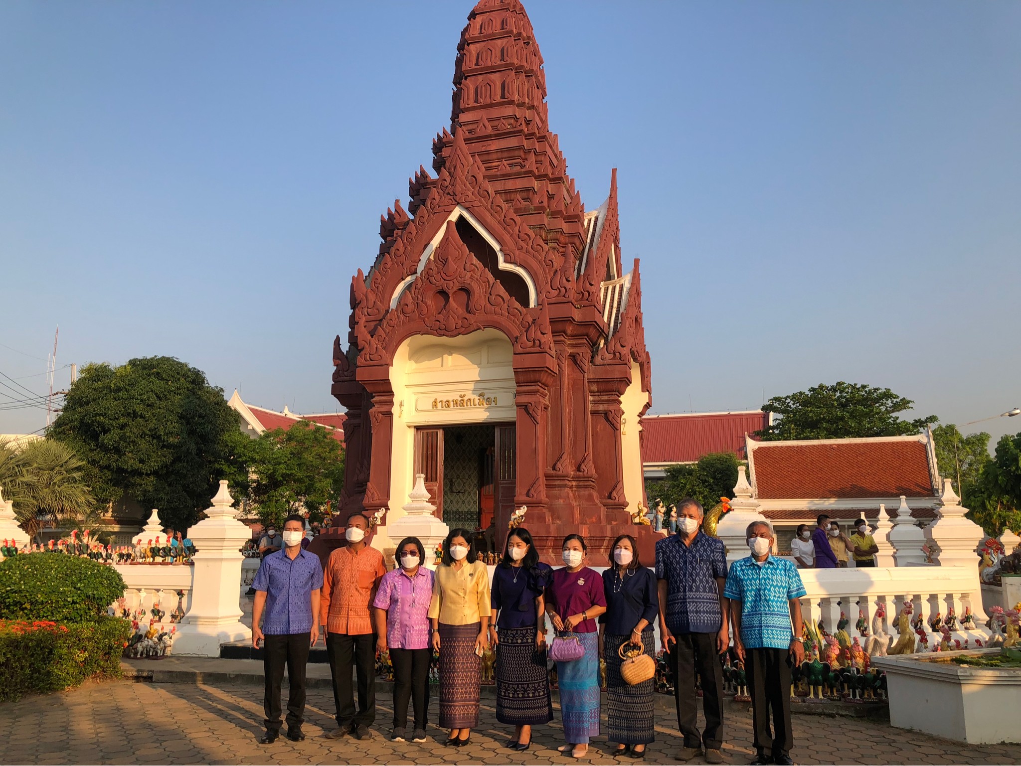 เข้าร่วมพิธีสักการะสิ่งศักดิ์สิทธิ์ประจำจังหวัดอ่างทอง เนื่องในการจัดงาน มหกรรมของดีเมืองอ่างทอง งานมหกรรมกินปลาใหญ่ กินไข่นกกระทา กินผักปลอดภัย