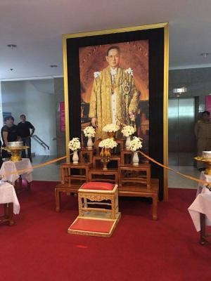 จังหวัดอ่างทอง จัดพิธีถวายน้ำสรงพระบรมศพ ส่งเสด็จสู่สวรรคาลัย น้อมรำลึกพระมหากรุณาธิคุณร่วมถวายความอาลัย พระบาทสมเด็จพระปรมินทรมหาภูมิพลอดุลยเดช ณ ศาลากลางจังหวัดอ่างทอง