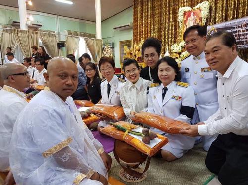 จังหวัดอ่างทองจัดพิธีปลงผมนาค ๙๔ นาค เตรียมบรรพชาอุปสมบทหมู่ ถวายเป็นพระราชกุศลในหลวงรัชกาลที่ ๙
