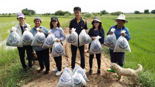 สำนักงานการปฏิรูปที่ดินจังหวัดอ่างทอง ร่วมกับหน่วยงานสังกัดกระทรวงเกษตรและสหกรณ์ ปล่อยพันธุ์กบในแปลงเกษตรกรเขตปฏิรูปที่ดิน ตำบลตรีณรงค์ อำเภอไชโย จังหวัดอ่างทอง