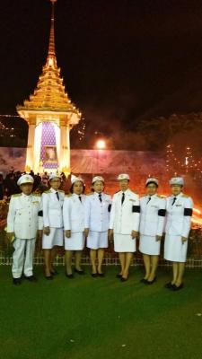 พิธีถวายดอกไม้จันทน์ เนื่องในพิธีถวายพระเพลิงพระบรมศพพระบาทสมเด็จพระปรมินทรมหาภูมิพลอดุลยเดช บรมนาถบพิตร และร่วมทำกิจกรรมจิตอาสาเฉพาะกิจ ณ พระเมรุมาศจำลอง จังหวัดอ่างทอง