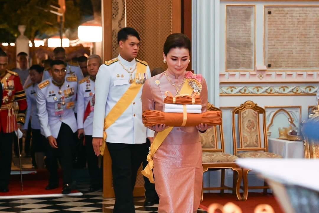 นางสาวพจนันท์ กองมาก ปฏิรูปที่ดินจังหวัดพระนครศรีอยุธยา ร่วมเฝ้ารับเสด็จสมเด็จพระนางเจ้าฯ พระบรมราชินี เสด็จแทนพระองค์ พร้อมด้วยสมเด็จพระเจ้าลูกยาเธอ เจ้าฟ้าทีปังกรรัศมีโชติ มหาวชิโรตตมางกูร สิริวิบูลยราชกุมารเสด็จพระราชดำเนินไปทรงบำเพ็ญกุศลถวายผ้าพระกฐิน ประจำปีพุทธศักราช ๒๕๖๗