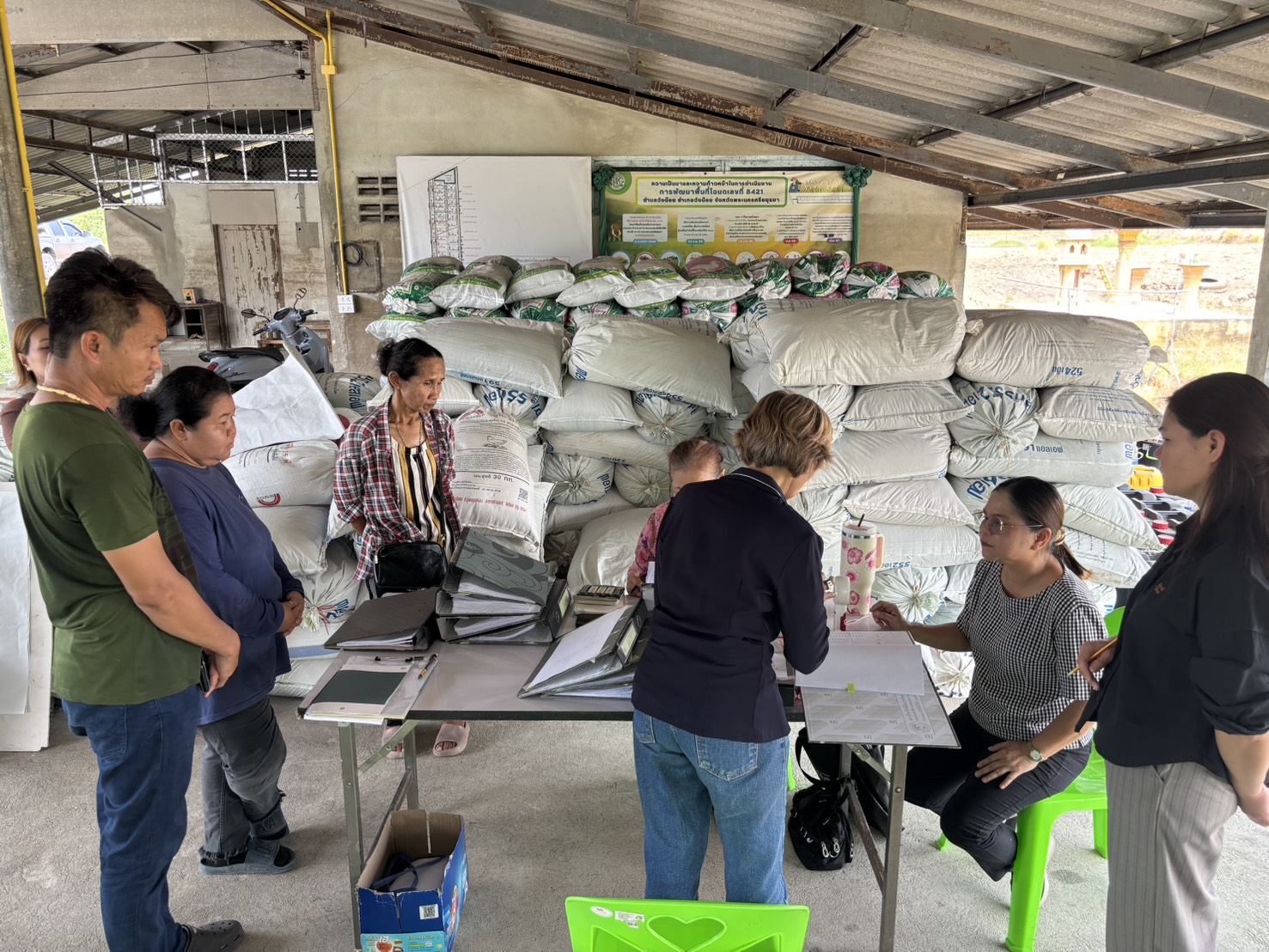 title - ส.ป.ก.พระนครศรีอยุธยา เข้าร่วมประชุมการบริหารจัดการกลุ่มสวนของพ่อ ร่วมกับเจ้าหน้าที่สถาบันพัฒนาองค์กรชุมชน (พอช.) 
