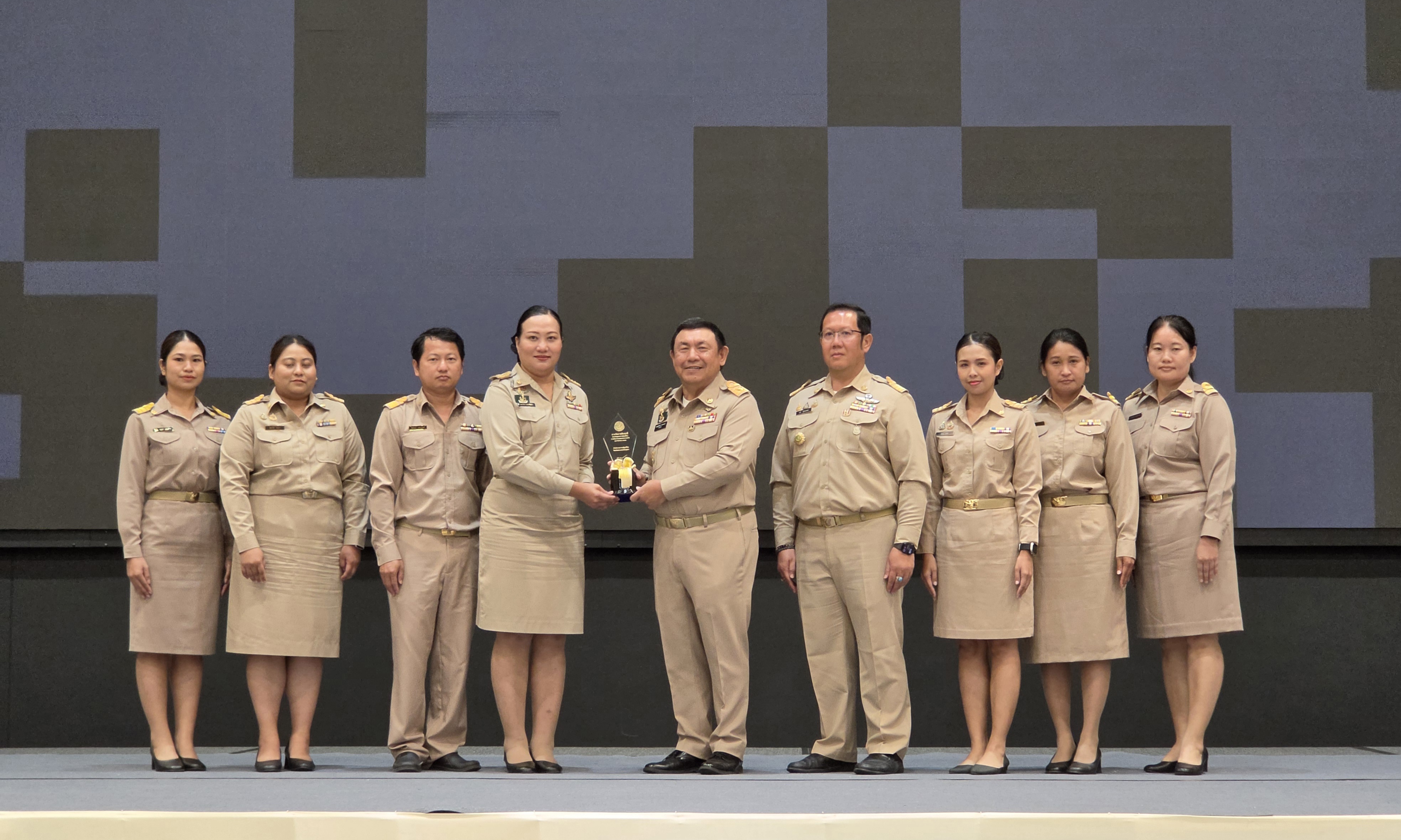 title - นางสาวอมรรัตน์ แขวงโสภา ปฏิรูปที่ดินจังหวัดพระนครศรีอยุธยา พร้อมเจ้าหน้าที่ เข้ารับมอบรางวัล Smart ALRO ประจำปีงบประมาณ พ.ศ. ๒๕๖๙ สาขา รางวัลราชสัมฤทธิ์ แบ่งเป็นประเภทการบูรณาการขับเคลื่อนการพัฒนาตามแนวพระราชดำริ ประจำปี พ.ศ. ๒๕๖๙ และประเภทเครือข่ายขับเคลื่อนการพัฒนาตามแนวพระราชดำริ ประจำปี พ.ศ. ๒๕๖๙ 