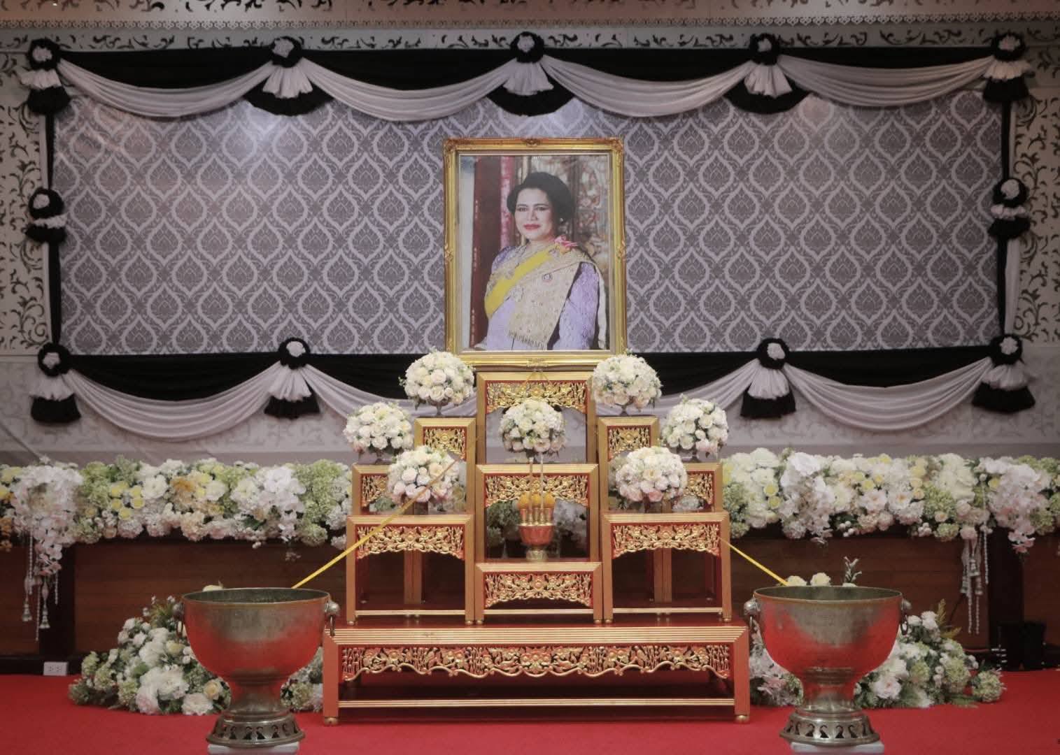 วันที่ ๒๖ ตุลาคม ๒๕๖๘ เวลา ๑๕.๐๐ น. นางสาวพจนันท์ กองมาก ปฏิรูปที่ดินจังหวัดพระนครศรีอยุธยา  ร่วมพิธีถวายน้ำสรงพระบรมศพ เบื้องหน้าพระฉายาลักษณ์ สมเด็จพระนางเจ้าสิริกิติ์ พระบรมราชินีนาถ พระบรมราชชนนีพันปีหลวง   ณ วัดพนัญเชิงวรวิหาร