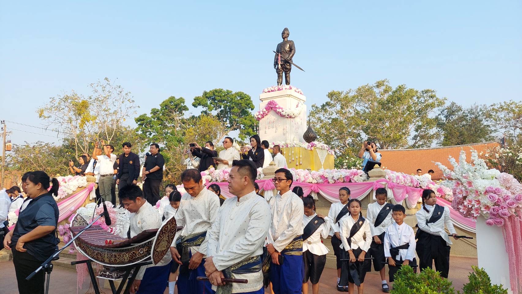 title - ส.ป.ก.พระนครศรีอยุธยา เข้าร่วมพิธีสักการะศาลหลักเมือง ณ ศาลหลักเมือง พิธีสักการะอยุธยามหาปราสาท ณ อยุธยามหาปราสาท พิธีบรวงสรวงบูรพกษัตริยาธิราชแห่งกรุงศรีอยุธยา ณ พระบรมราชานุสาวรีย์สมเด็จพระรามาธิบดีที่ ๑ (พระเจ้าอู่ทอง) และพิธีสักการะพระบรมสารีริกธาตุ ณ พิพิธภัณฑสถานแห่งชาติ เจ้าสามพระยา 