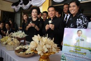สำนักงานการปฏิรูปที่ดินจังหวัดพระนครศรีอยุธยากิจกรรมสอนการประดิษฐ์ดอกไม้จันทร์เพื่อใช้ในงานพระราชพิธีถวายพระเพลิงพระบรมศพพระบาทสมเด็จพระปรมินทรมหาภูมิพลอดุลยเดช (ในส่วนภูมิภาค)