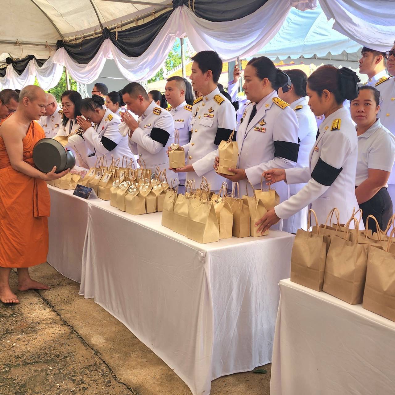 title - นางสาวอมรรัตน์ แขวงโสภา ปฏิรูปที่ดินจังหวัดพระนครศรีอยุธยา  พร้อมด้วยเจ้าหน้าที่ฝ่ายบริหารทั่วไป สำนักงานการปฏิรูปที่ดินจังหวัดพระนครศรีอยุธยา  ร่วมพิธีบำเพ็ญกุศล ในวาระครบ ๑๐๐ วัน (สตมวาร) แห่งการสิ้นพระชนม์ ถวายเป็นพระกุศลแด่ สมเด็จพระเจ้าลูกเธอ เจ้าฟ้าพัชรกิติยาภา นเรนทิราเทพยวดี กรมหลวงราชสาริณีสิริพัชร มหาวัชรราชธิดา ศาลาการเปรียญ วัดกษัตราธิราช วรวิหาร อำเภอพระนครศรีอยุธยา จังหวัดพระนครศรีอยุธยา