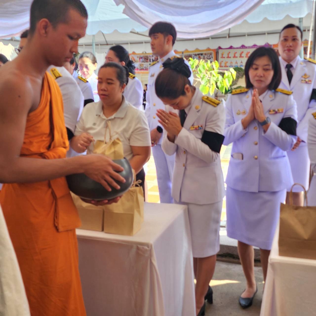 title - นางสาวอมรรัตน์ แขวงโสภา ปฏิรูปที่ดินจังหวัดพระนครศรีอยุธยา  พร้อมด้วยเจ้าหน้าที่ฝ่ายบริหารทั่วไป สำนักงานการปฏิรูปที่ดินจังหวัดพระนครศรีอยุธยา  ร่วมพิธีบำเพ็ญกุศล ในวาระครบ ๑๐๐ วัน (สตมวาร) แห่งการสิ้นพระชนม์ ถวายเป็นพระกุศลแด่ สมเด็จพระเจ้าลูกเธอ เจ้าฟ้าพัชรกิติยาภา นเรนทิราเทพยวดี กรมหลวงราชสาริณีสิริพัชร มหาวัชรราชธิดา ศาลาการเปรียญ วัดกษัตราธิราช วรวิหาร อำเภอพระนครศรีอยุธยา จังหวัดพระนครศรีอยุธยา
