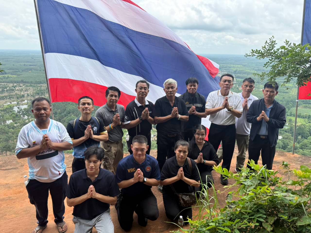 ปักธงธรรมจักร และธงชาติไทยภายใต้โครงการปลูกป่าเพื่อเป็นพุทธบูชาในพื้นที่ปฏิรูปที่ดิน (ส.ป.ก.)