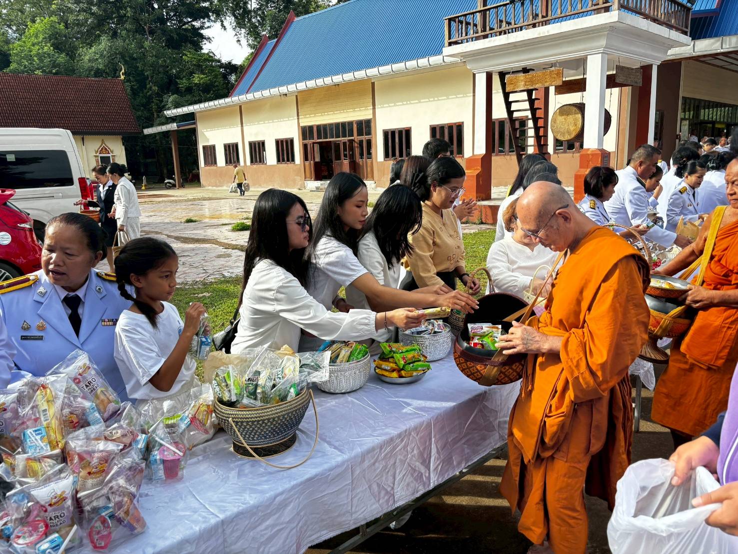 title - พิธีเจริญพระพุทธมนต์และทำบุญตักบาตรถวายพระราชกุศล เนื่องในโอกาสวันพระบรมราชสมภพครบ 100 ปี ในหลวงรัชกาลที่ 8