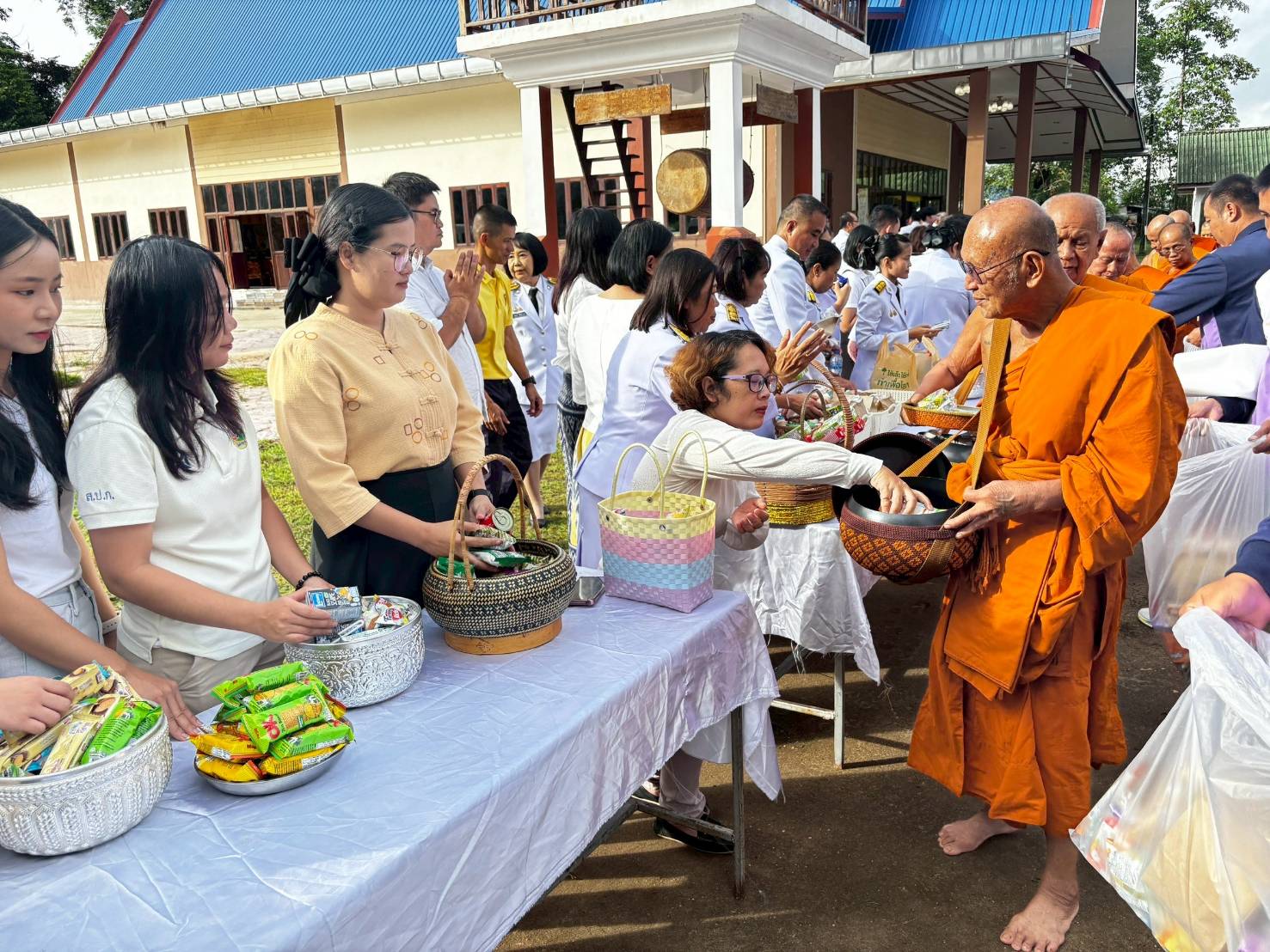 title - พิธีเจริญพระพุทธมนต์และทำบุญตักบาตรถวายพระราชกุศล เนื่องในโอกาสวันพระบรมราชสมภพครบ 100 ปี ในหลวงรัชกาลที่ 8