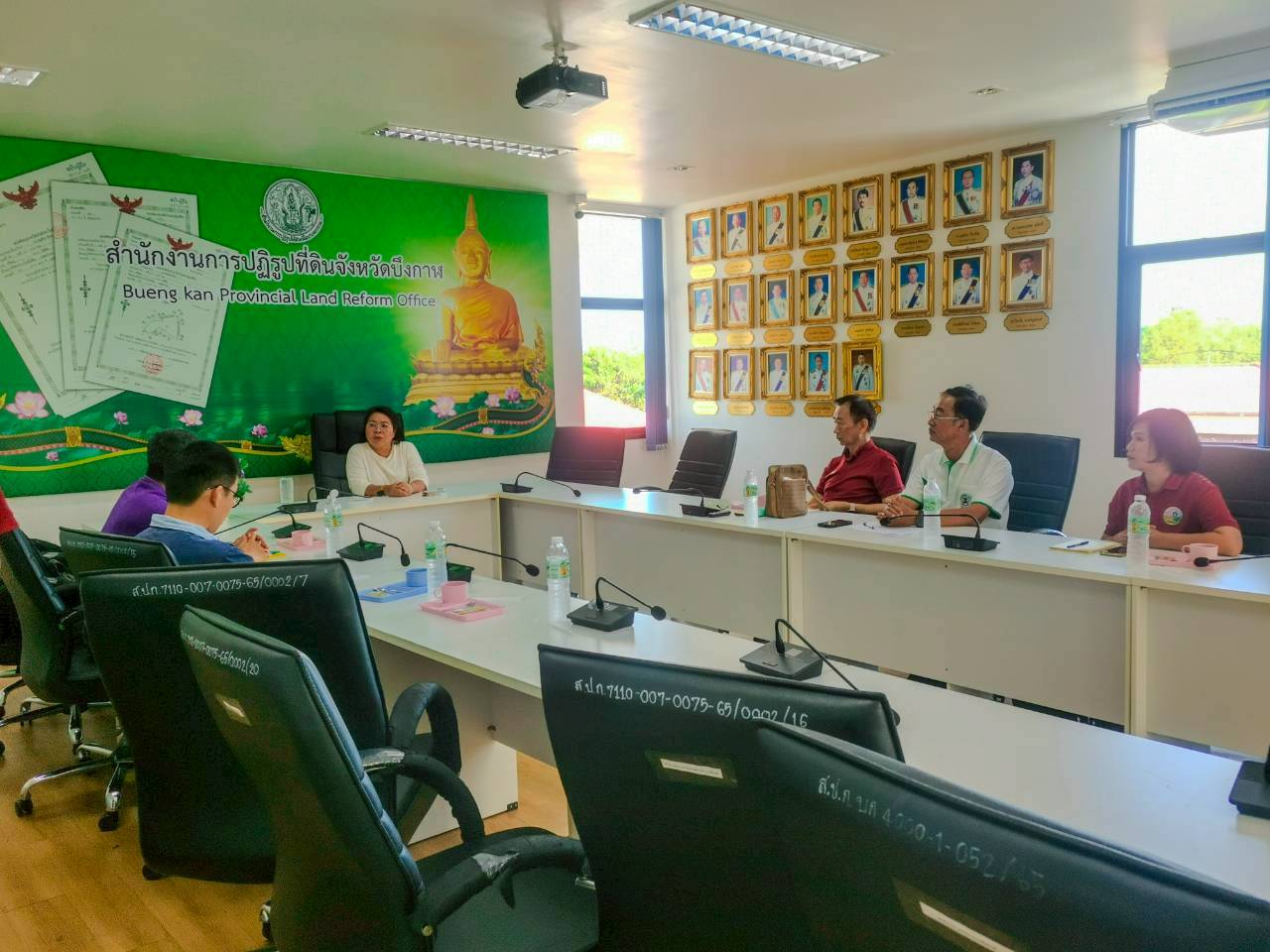 title - นางสาวสงกรานต์ ตะนนท์ ปฏิรูปที่ดินจังหวัดบึงกาฬ มอบหมายให้นายนิยม ลำเจียก นายช่างสำรวจอาวุโส (ผอ.กลุ่มงานช่างฯ) พร้อมด้วยเจ้าหน้าที่จากส่วนกลาง สำนักพัฒนาพื้นที่ปฏิรูปที่ดิน (ส.พ.ป.) ได้เข้าพบเพื่อ ปรึกษาหารือเรื่องการดำเนินคดี ขุดลักดินในเขตปฏิรูปที่ดิน 