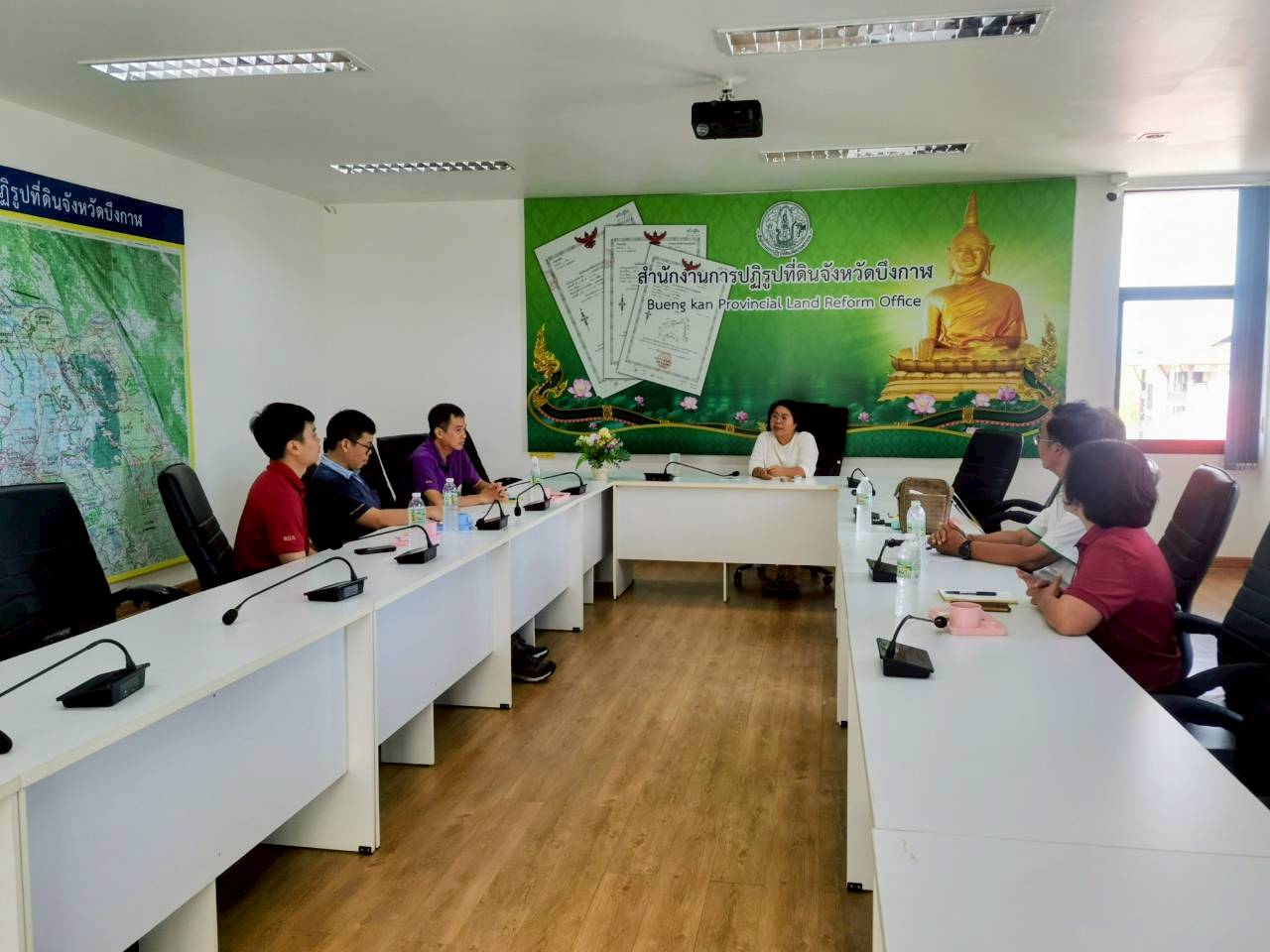 title - นางสาวสงกรานต์ ตะนนท์ ปฏิรูปที่ดินจังหวัดบึงกาฬ มอบหมายให้นายนิยม ลำเจียก นายช่างสำรวจอาวุโส (ผอ.กลุ่มงานช่างฯ) พร้อมด้วยเจ้าหน้าที่จากส่วนกลาง สำนักพัฒนาพื้นที่ปฏิรูปที่ดิน (ส.พ.ป.) ได้เข้าพบเพื่อ ปรึกษาหารือเรื่องการดำเนินคดี ขุดลักดินในเขตปฏิรูปที่ดิน 