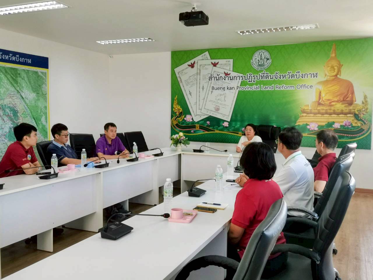 title - นางสาวสงกรานต์ ตะนนท์ ปฏิรูปที่ดินจังหวัดบึงกาฬ มอบหมายให้นายนิยม ลำเจียก นายช่างสำรวจอาวุโส (ผอ.กลุ่มงานช่างฯ) พร้อมด้วยเจ้าหน้าที่จากส่วนกลาง สำนักพัฒนาพื้นที่ปฏิรูปที่ดิน (ส.พ.ป.) ได้เข้าพบเพื่อ ปรึกษาหารือเรื่องการดำเนินคดี ขุดลักดินในเขตปฏิรูปที่ดิน 