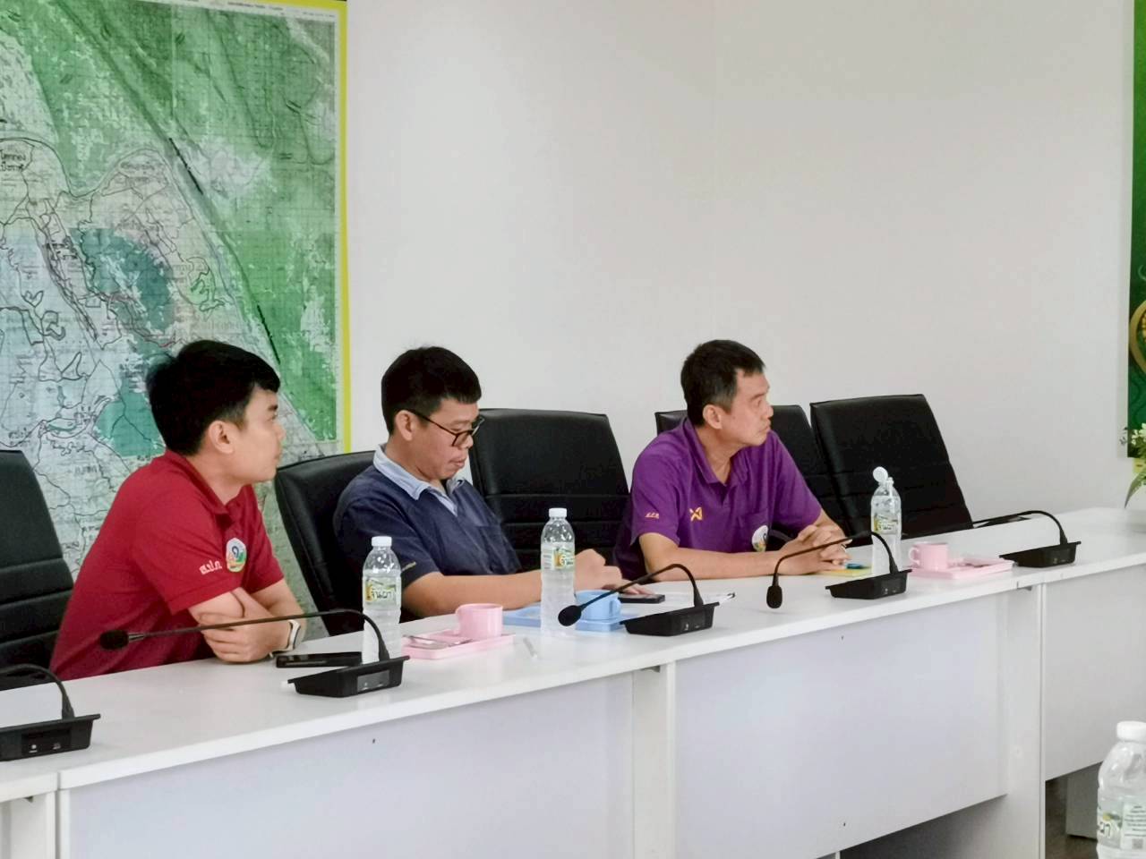 title - นางสาวสงกรานต์ ตะนนท์ ปฏิรูปที่ดินจังหวัดบึงกาฬ มอบหมายให้นายนิยม ลำเจียก นายช่างสำรวจอาวุโส (ผอ.กลุ่มงานช่างฯ) พร้อมด้วยเจ้าหน้าที่จากส่วนกลาง สำนักพัฒนาพื้นที่ปฏิรูปที่ดิน (ส.พ.ป.) ได้เข้าพบเพื่อ ปรึกษาหารือเรื่องการดำเนินคดี ขุดลักดินในเขตปฏิรูปที่ดิน 