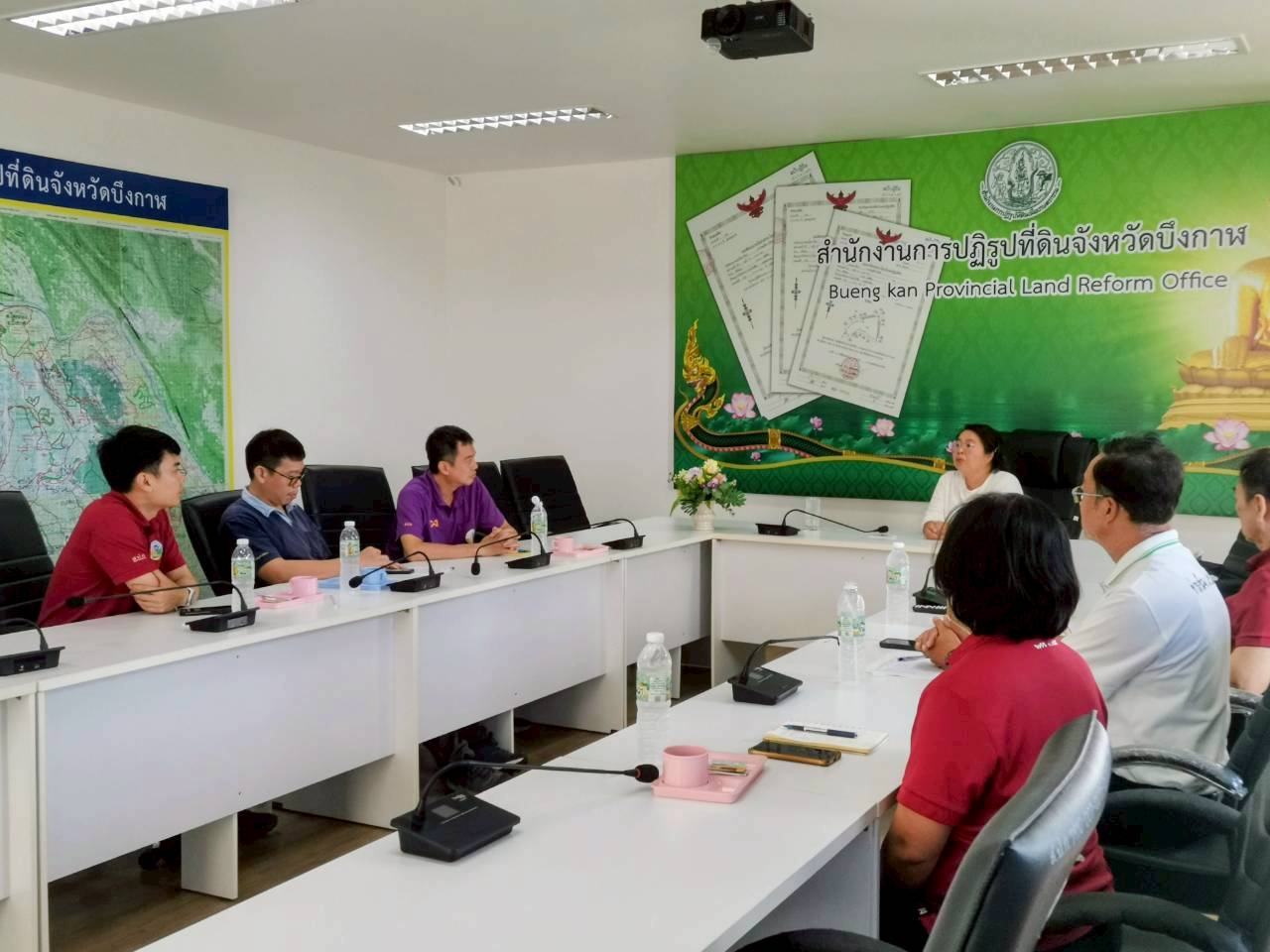 title - นางสาวสงกรานต์ ตะนนท์ ปฏิรูปที่ดินจังหวัดบึงกาฬ มอบหมายให้นายนิยม ลำเจียก นายช่างสำรวจอาวุโส (ผอ.กลุ่มงานช่างฯ) พร้อมด้วยเจ้าหน้าที่จากส่วนกลาง สำนักพัฒนาพื้นที่ปฏิรูปที่ดิน (ส.พ.ป.) ได้เข้าพบเพื่อ ปรึกษาหารือเรื่องการดำเนินคดี ขุดลักดินในเขตปฏิรูปที่ดิน 