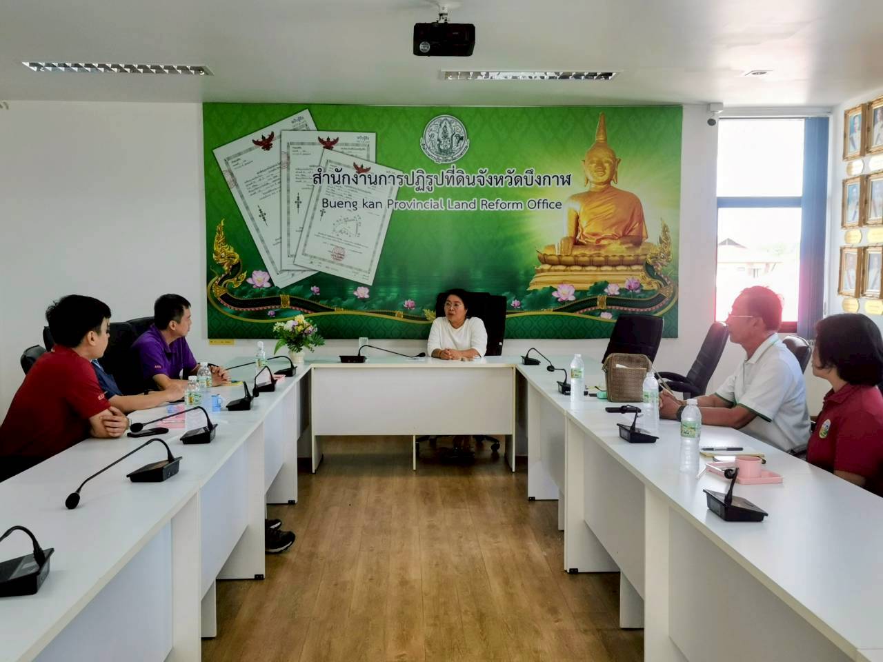 title - นางสาวสงกรานต์ ตะนนท์ ปฏิรูปที่ดินจังหวัดบึงกาฬ มอบหมายให้นายนิยม ลำเจียก นายช่างสำรวจอาวุโส (ผอ.กลุ่มงานช่างฯ) พร้อมด้วยเจ้าหน้าที่จากส่วนกลาง สำนักพัฒนาพื้นที่ปฏิรูปที่ดิน (ส.พ.ป.) ได้เข้าพบเพื่อ ปรึกษาหารือเรื่องการดำเนินคดี ขุดลักดินในเขตปฏิรูปที่ดิน 