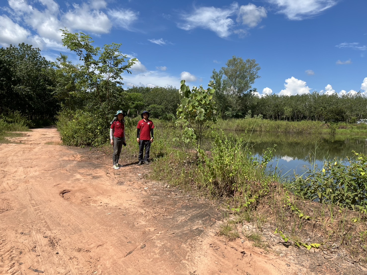 title - นางสาวสงกรานต์ ตะนนท์ ปฏิรูปที่ดินจังหวัดบึงกาฬ มอบหมายให้นายนิยม ลำเจียก นายช่างสำรวจอาวุโส (ผอ.กลุ่มงานช่างฯ) พร้อมด้วยเจ้าหน้าที่จากส่วนกลาง สำนักพัฒนาพื้นที่ปฏิรูปที่ดิน (ส.พ.ป.) ได้เข้าพบเพื่อ ปรึกษาหารือเรื่องการดำเนินคดี ขุดลักดินในเขตปฏิรูปที่ดิน 