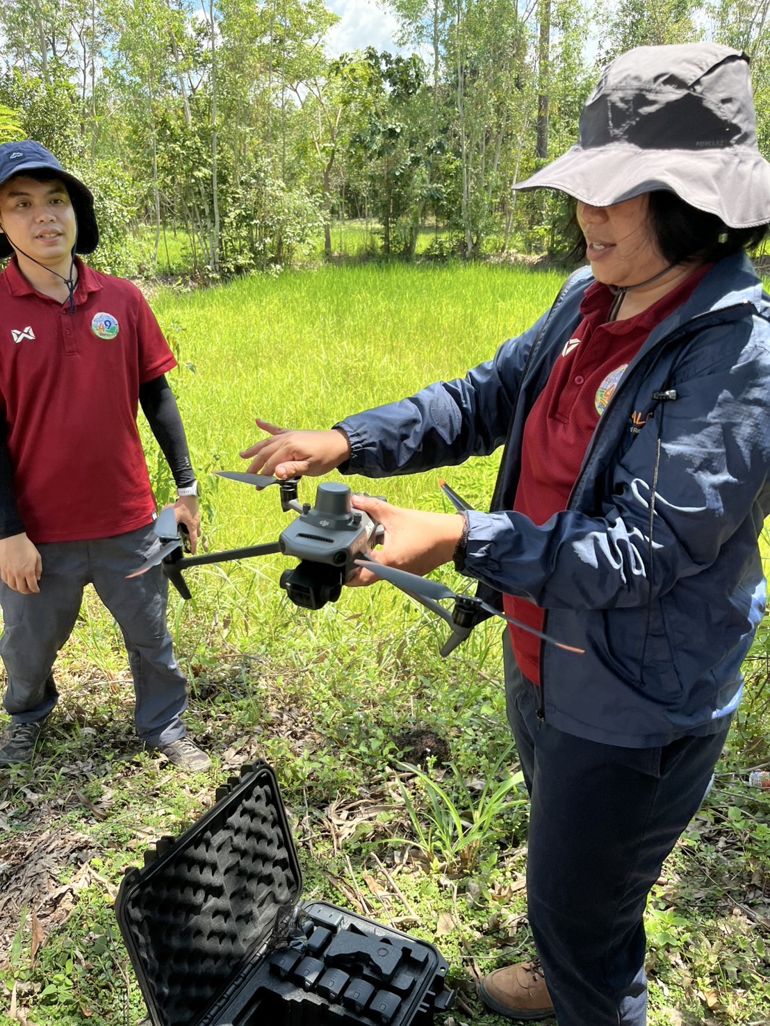 title - นางสาวสงกรานต์ ตะนนท์ ปฏิรูปที่ดินจังหวัดบึงกาฬ มอบหมายให้นายนิยม ลำเจียก นายช่างสำรวจอาวุโส (ผอ.กลุ่มงานช่างฯ) พร้อมด้วยเจ้าหน้าที่จากส่วนกลาง สำนักพัฒนาพื้นที่ปฏิรูปที่ดิน (ส.พ.ป.) ได้เข้าพบเพื่อ ปรึกษาหารือเรื่องการดำเนินคดี ขุดลักดินในเขตปฏิรูปที่ดิน 