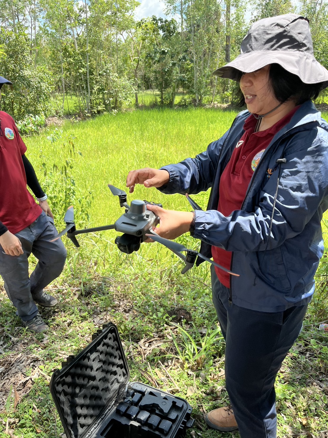title - นางสาวสงกรานต์ ตะนนท์ ปฏิรูปที่ดินจังหวัดบึงกาฬ มอบหมายให้นายนิยม ลำเจียก นายช่างสำรวจอาวุโส (ผอ.กลุ่มงานช่างฯ) พร้อมด้วยเจ้าหน้าที่จากส่วนกลาง สำนักพัฒนาพื้นที่ปฏิรูปที่ดิน (ส.พ.ป.) ได้เข้าพบเพื่อ ปรึกษาหารือเรื่องการดำเนินคดี ขุดลักดินในเขตปฏิรูปที่ดิน 