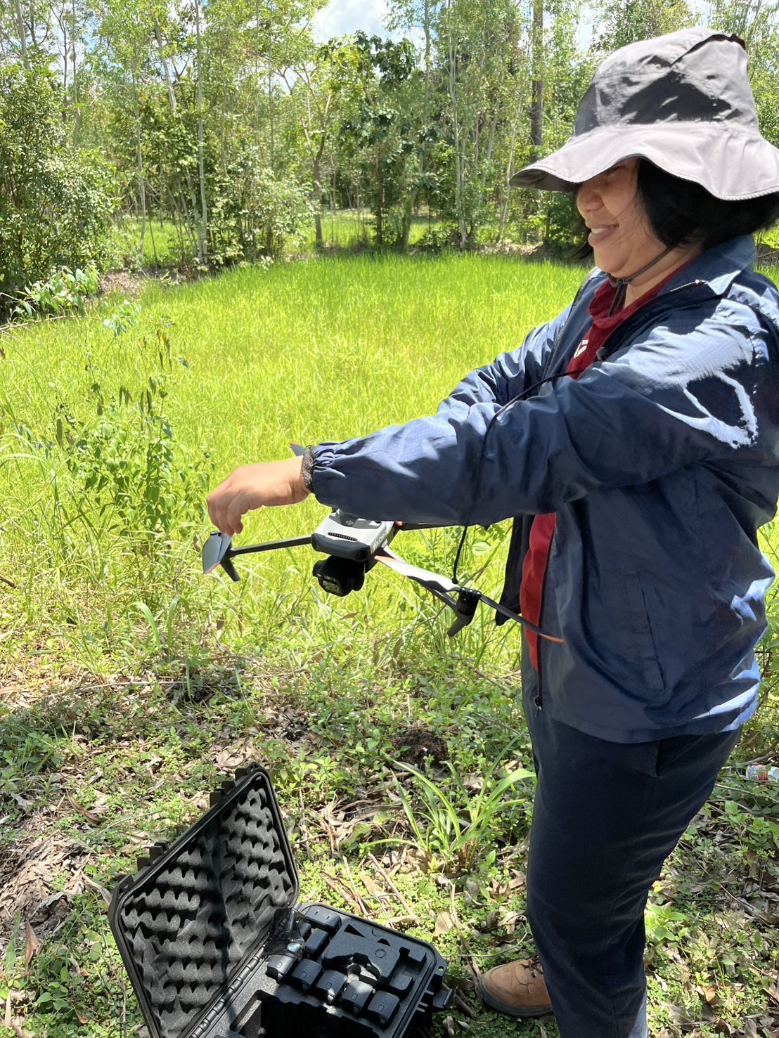 title - นางสาวสงกรานต์ ตะนนท์ ปฏิรูปที่ดินจังหวัดบึงกาฬ มอบหมายให้นายนิยม ลำเจียก นายช่างสำรวจอาวุโส (ผอ.กลุ่มงานช่างฯ) พร้อมด้วยเจ้าหน้าที่จากส่วนกลาง สำนักพัฒนาพื้นที่ปฏิรูปที่ดิน (ส.พ.ป.) ได้เข้าพบเพื่อ ปรึกษาหารือเรื่องการดำเนินคดี ขุดลักดินในเขตปฏิรูปที่ดิน 