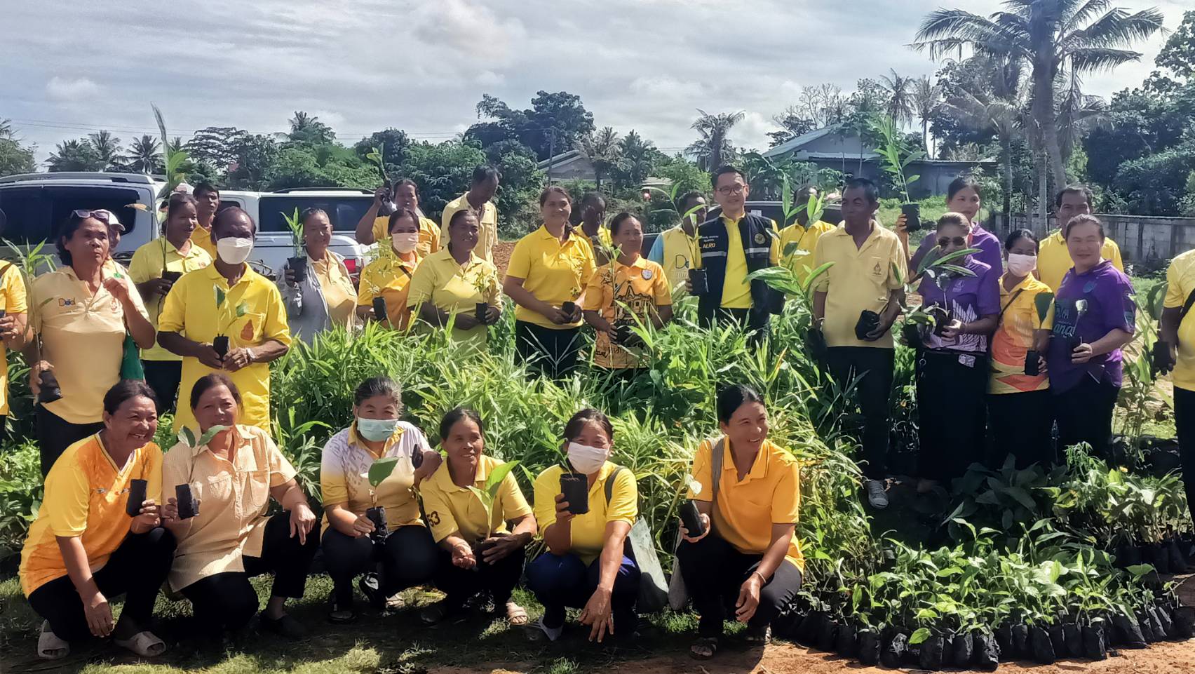 วันที่ 28 พฤษภาคม 2568 เวลา 09.00 น. นายประเสริฐ กาญจนเกียรติกุล ปฏิรูปที่ดินจังหวัดบุรีรัมย์ มอบกล้าพันธุ์สมุนไพร ภายใต้โครงการยกระดับศักยภาพการพัฒนาสินค้าเกษตรชีวภาพ ปีงบประมาณ พ.ศ. 2568 ให้แก่เกษตรกรในเขตปฏิรูปที่ดินจังหวัดบุรีรัมย์ กลุ่มวิสาหกิจชุมชนแปรรูปและจำหน่ายพืชผักอินทรีย์แบบนาแปลงใหญ่เขาคอก (ข่าวแชร์)