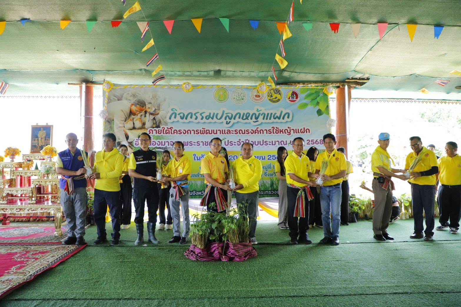 วันที่ 20 มิถุนายน 2568 นายประเสริฐ กาญจนเกียรติกุล ปฏิรูปที่ดินจังหวัดบุรีรัมย์ พร้อมเจ้าหน้าที่ ส.ป.ก.บุรีรัมย์ จัดกิจกรรมปลูกแฝกภายใต้โครงการพัฒนาและรณรงค์การใช้หญ้าแฝกอันเนื่องมาจากพระราชดำริ, กิจกรรมปลูกต้นไม้เนื่องในวันต้นไม้ประจำปีของชาติ พ.ศ. 2568 และมอบโฉนดเพื่อการเกษตร โดยมีนายศรีธรรม ราชแก้ว รองผู้ว่าราชการจังหวัดบุรีรัมย์ เป็นประธานจัดกิจกรรม (ข่าวแชร์)