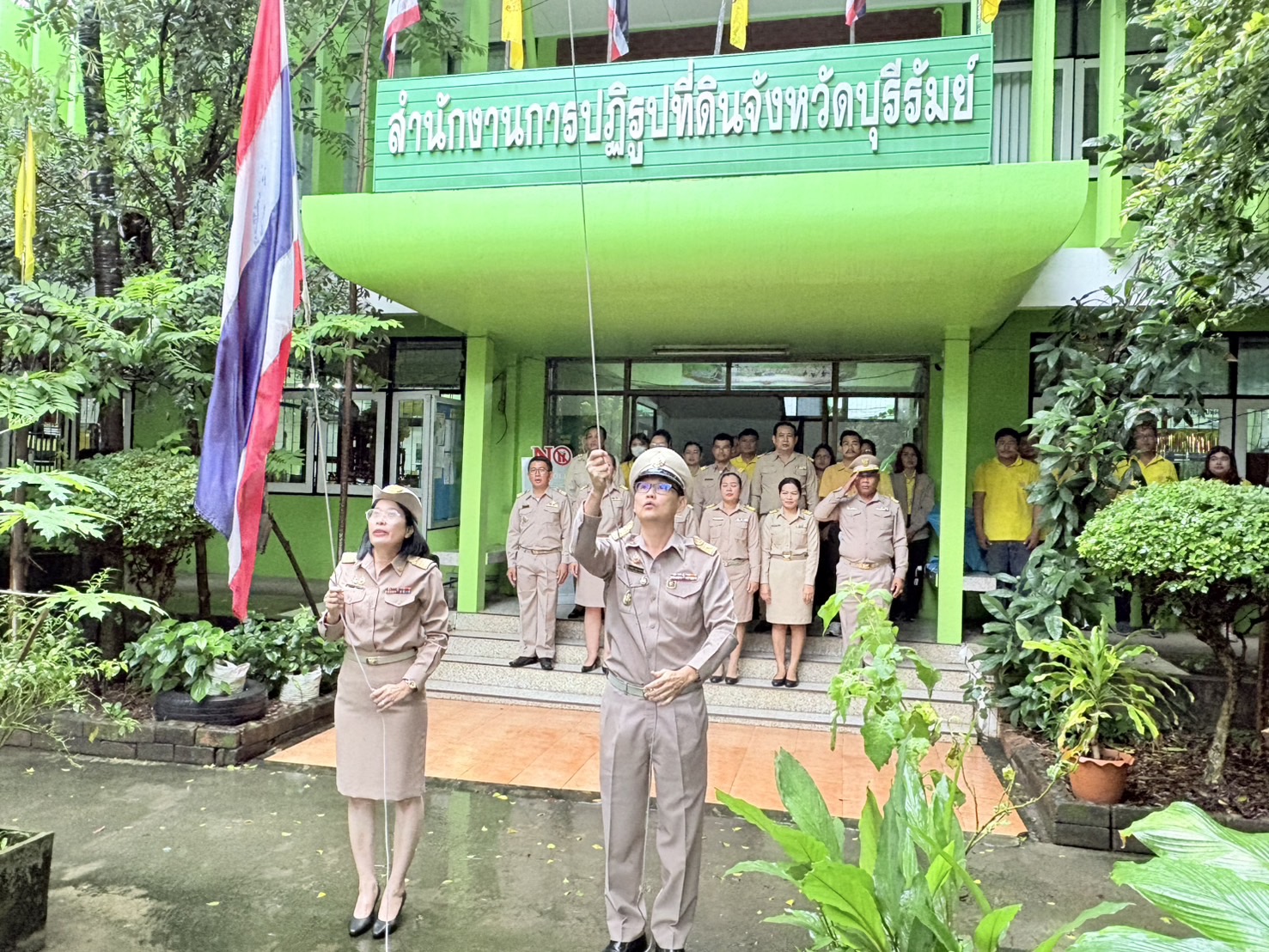 วันที่ 29 กันยายน 2568 เวลา 08.00 น. ส.ป.ก.บุรีรัมย์ จัดกิจกรรมเคารพธงชาติและร้องเพลงชาติไทย เนื่องในวันพระราชทานธงชาติไทย