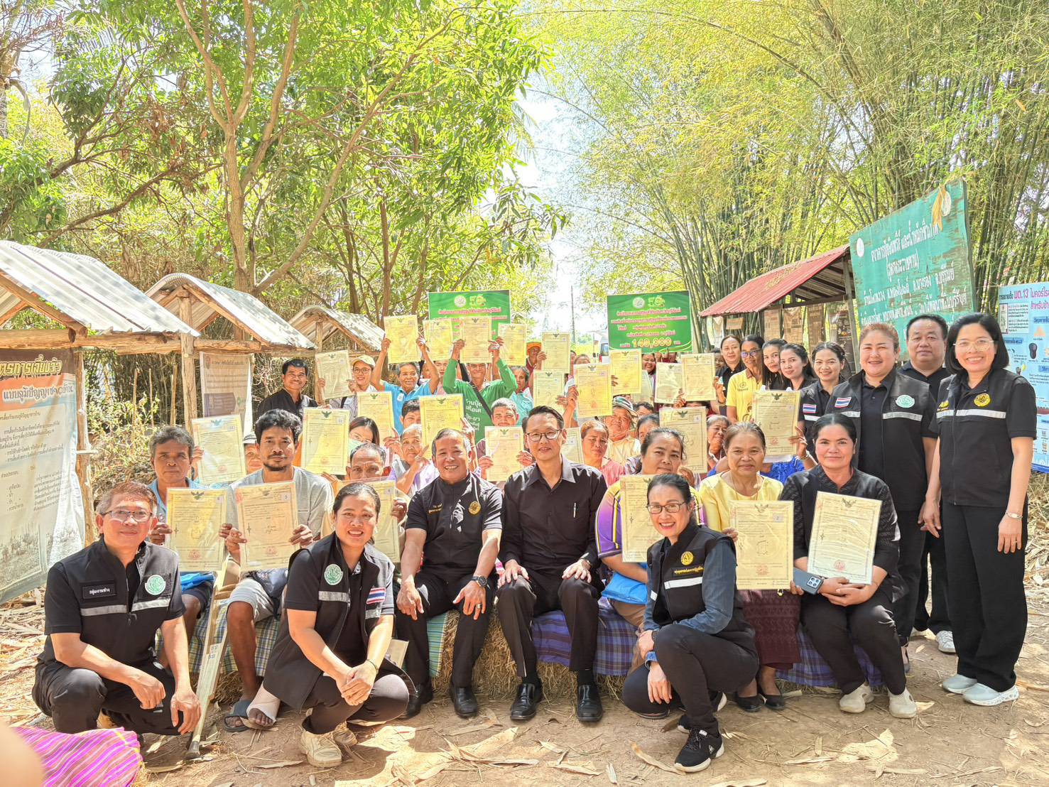 วันที่ 10 กุมภาพันธ์ 2569 นายประเสริฐ กาญจนเกียรติกุล ปฏิรูปที่ดินจังหวัดบุรีรัมย์ พร้อมด้วยเจ้าหน้าที่ ส.ป.ก.บุรีรัมย์ ให้การต้อนรับผู้ตรวจราชการ ส.ป.ก. นายวินัย เมฆดำ และรายงานผลการปฏิบัติงานพร้อมทั้งจัดกิจกรรมมอบโฉนดเพื่อการเกษตรในการลงพื้นที่ตรวจติดตามผลการปฏิบัติราชการตามแผนการตรวจราชการ รอบที่ 1 ณ แปลงต้นแบบเกษตรกรรมยั่งยืนในเขตปฏิรูปที่ดิน นางสามัญ โล่ห์ทอง ตำบลหนองโบสถ์ อำเภอนางรอง จังหวัดบุรีรัมย์