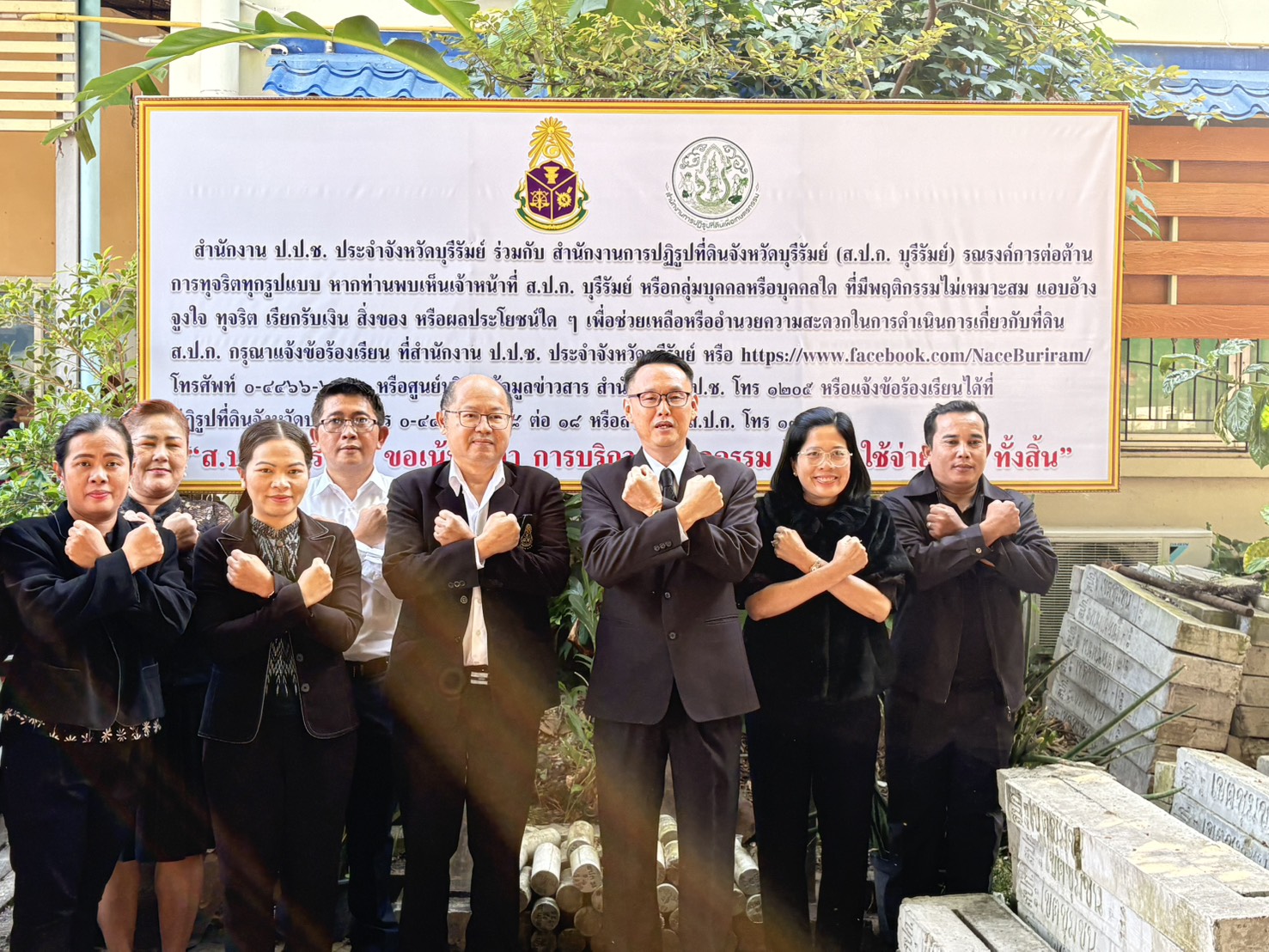 วันอังคารที่ 25 พฤศจิกายน 2568 เวลา 09.00 น. นายอดุลย์ วันดี ผู้อำนวยการสำนักงาน ป.ป.ช.ประจำจังหวัดบุรีรัมย์ให้เกียรติมาเยี่ยม ส.ป.ก.บุรีรัมย์ และสร้างความร่วมมือในการขับเคลื่อนงานป้องกันการทุจริตทุกรูปแบบ พร้อมนี้ นายประเสริฐ กาญจนเกียรติกุล ปฏิรูปที่ดินจังหวัดบุรีรัมย์ ได้สื่อสารความเข้าใจในพันธกิจกระบวนงานของ ส.ป.ก. รวมทั้งภาพลักษณ์องค์กรเชิงบวกให้ ป.ป.ช.ได้เข้าใจเป็นอย่างดียิ่ง