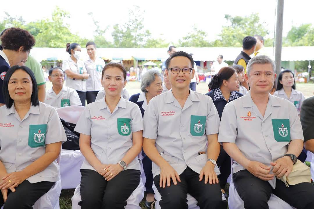 วันที่ 11 มิถุนายน 2568 นายประเสริฐ กาญจนเกียรติกุล ปฏิรูปที่ดินจังหวัดบุรีรัมย์ พร้อมด้วย        เจ้าหน้าที่ ส.ป.ก.บุรีรัมย์ ร่วมงานหน่วยแพทย์ พอ.สว. ครั้งที่ 9 และโครงการ  บำบัดทุกข์ บำรุงสุข วิถีใหม่ สร้างรอยยิ้มให้ประชาชน ณ ศูนย์การเรียนรู้ตำรวจตระเวนชายแดนทรัพย์ทรายทอง หมู่ที่ 17 บ้านทรายทอง ตำบลโคกมะม่วง อำเภอปะคำ จังหวัดบุรีรัมย์ โดยนายจำเริญ แหวนเพ็ชร รองผู้ว่าราชการจังหวัดบุรีรัมย์ เป็นประธานในพิธี ในการนี้ได้ให้บริการมีรายละเอียด ดังนี้ 1.) มอบโฉนดเพื่อการเกษตร จำนวน 54 ราย 65 แปลง 2.) ให้คำปรึกษาด้านกฎหมาย ส.ป.ก. จำนวน 10 ราย (ข่าวแชร์)