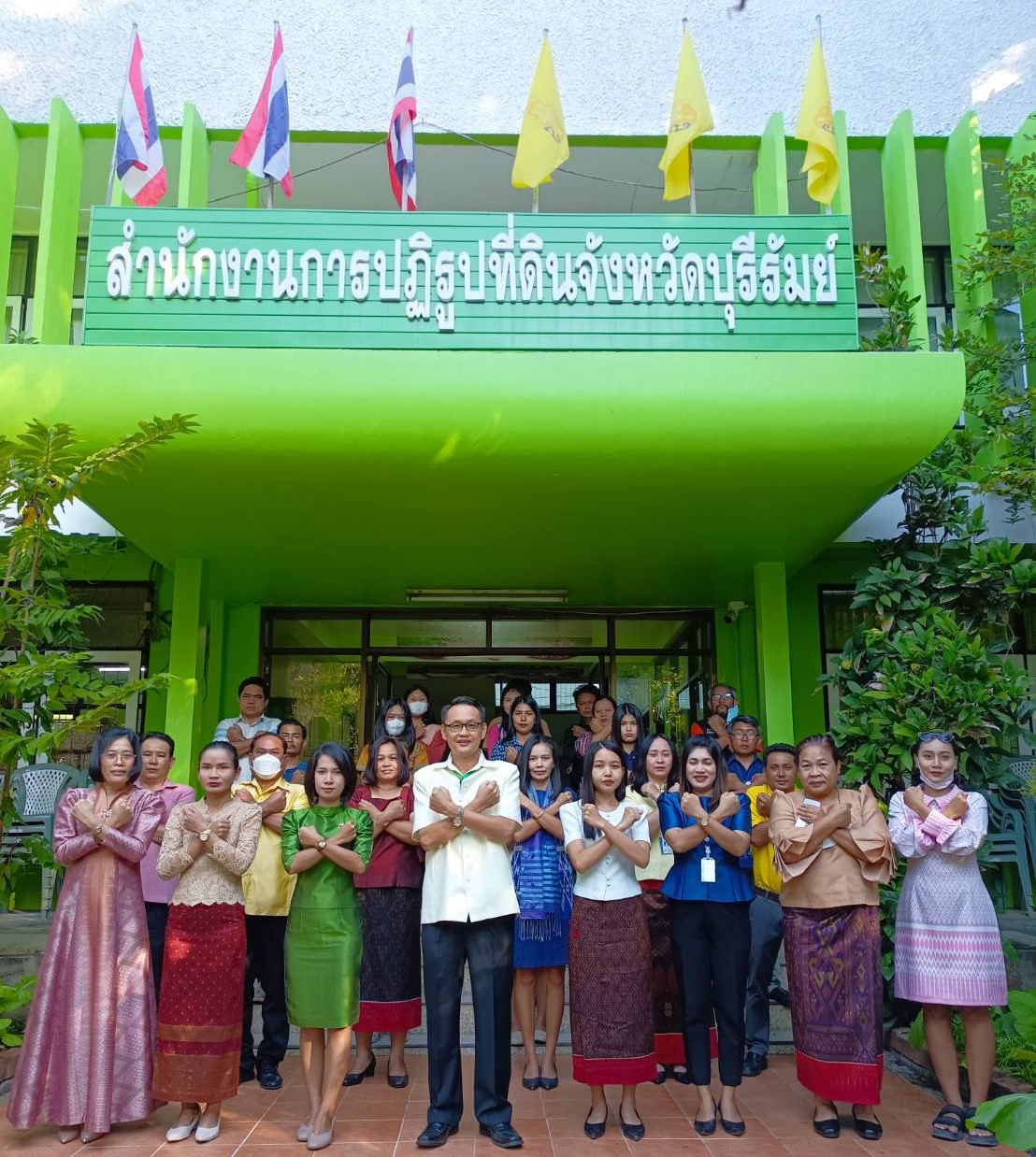 สำนักงานการปฏิรูปที่ดินจังหวัดบุรีรัมย์ จัดกิจกรรรมเข้าแถวเคารพธงชาติ  พร้อมกันนี้ได้ประกาศเจตนารมณ์ “สุจริต โปร่งใส งดรับ งดให้ ของขวัญของกำนัลทุกชนิดจากการปฏิบัติหน้าที่ (No Gift Policy) 