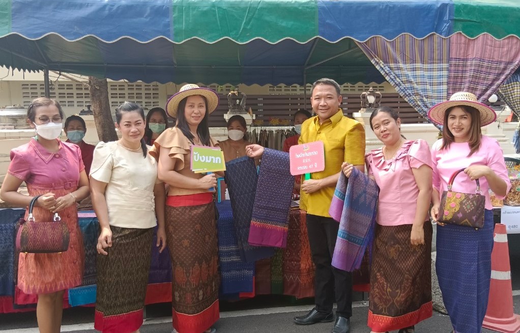 สปก.บุรีรัมย์ จัดพื้นที่ให้เกษตรกรในเขตปฏิรูปที่ดินจังหวัดบุรีรัมย์ นำผลผลิตทางการเกษตร และผลไม้สดจากสวนสู่ผู้บริโภคโดยตรง เป็นการเพิ่มช่องทางการตลาด ในงาน “47 ปี วันคล้ายวันสถาปนา ส.ป.ก.”